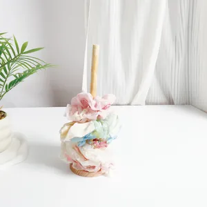 Soporte vertical de madera para coleteros y exhibidor de gomas de pelo con anillos de tela