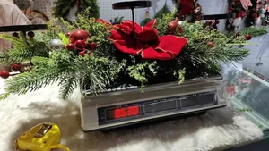 Detailed view of the Christmas wreath showing a weight of 0.530kg on a digital scale