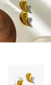 Vue détaillée des boucles d'oreilles goutte en acier titane bicolore avec mesure de 2 cm.