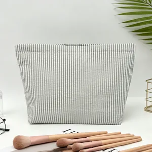 Große graue Kosmetiktasche aus Seersucker mit Streifen für Reisen und Waschen