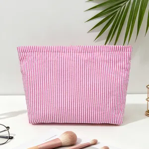 Große Kosmetiktasche aus Seersucker mit pinkweißen Streifen für Reisen und Aufbewahrung