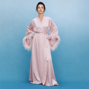 Peignoir Long en Satin de Luxe pour Femmes Poignets en Plumes Col en V Chemise de Nuit pour Mariage Mariée Saint-Valentin Maison