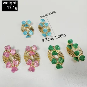Vue détaillée de boucles d'oreilles rétro en éventail doré avec fleurs métalliques