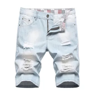 Hellblaue Herren-Jeansshorts im Distressed-Look mit Rissen und einem Reißverschluss.