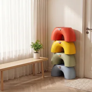 Taburetes apilables de plástico estilo arcoíris nórdico para niños y salón.