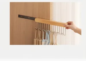 Détail d'un organisateur de garde-robe coulissant en bois pour soutiens-gorge et tops