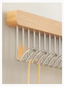 Vue détaillée d'un cintre coulissant en bois avec des crochets métalliques ondulés
