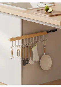 Support de cuisine coulissant avec crochets présentant divers ustensiles suspendus