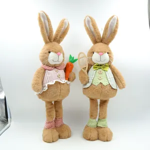 Paire de figurines de lapins de Pâques debout en peluche avec tenues festives rose et vert