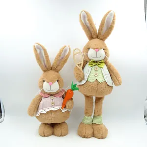 Vue détaillée de deux adorables décorations de Pâques en peluche pour la maison