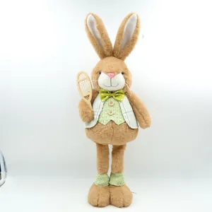 Vue détaillée d'une charmante figurine de lapin de Pâques en peluche avec gilet