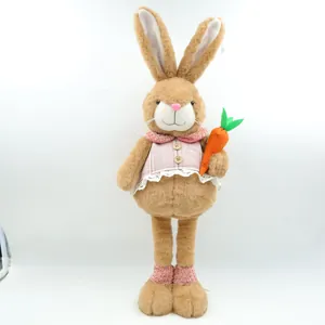 Figurine de lapin de Pâques en peluche portant une tenue à carreaux roses et une carotte