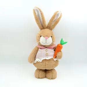 Vue détaillée d'un lapin de Pâques en peluche avec une robe à carreaux rose et carotte.