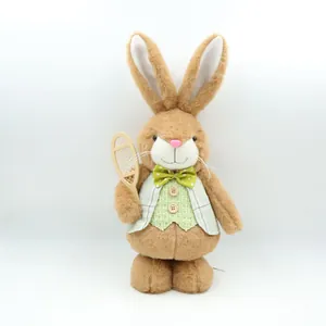 Décoration de lapin de Pâques en peluche avec gilet à carreaux vert et nœud papillon
