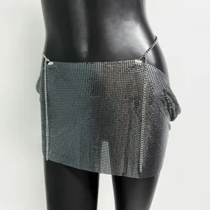 Sexy silberner Minirock aus Metallnetz für Partys und Clubwear.