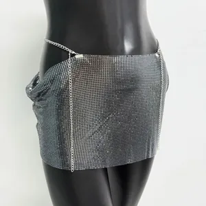 Detailaufnahme eines silbernen Pailletten-Minirocks aus Metall im modernen Y2K-Modestil