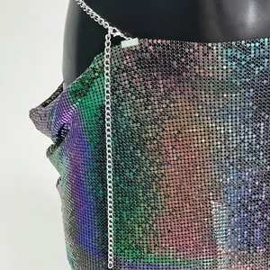 Detailansicht eines irisierenden Metallic-Pailletten-Minirocks mit silbernem Kettenakzent