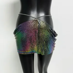 Detailansicht eines regenbogenfarbenen Pailletten-Minirocks mit glitzerndem Netz