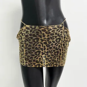 Detailansicht eines modischen Minirocks mit Leopardenmuster und Metallpailletten.