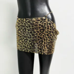 Exklusiver Minirock aus Metall-Mesh mit Leopardenmuster und goldener Gürtelkette