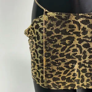 Detailansicht der Pailletten mit Leopardenmuster und einer goldenen Kette am Minirock