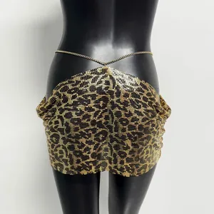 Leopard-Minirock aus Metallpailletten mit schickem Goldkettendetail an der Taille