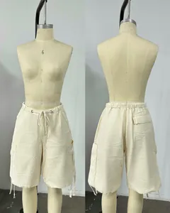 Vista dettagliata fronte e retro dei pantaloncini cargo crema da donna con lacci