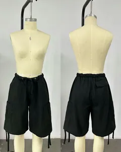 Vista anteriore e posteriore dei pantaloncini cargo neri casual in denim con coulisse.