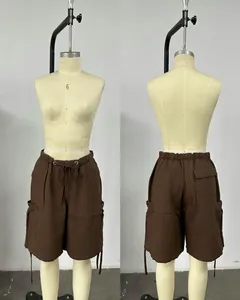 Vista anteriore e posteriore di pantaloncini cargo marroni con coulisse e tasche