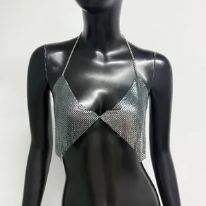 Gros plan d'un haut licou en maille métallique argentée scintillante sur un mannequin.