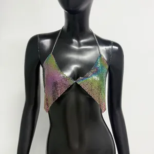Vue détaillée du haut dos nu en maille métallique holographique sur mannequin