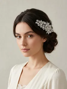 Pettine per capelli da sposa vintage con strass e perle in un elegante chignon raffinato