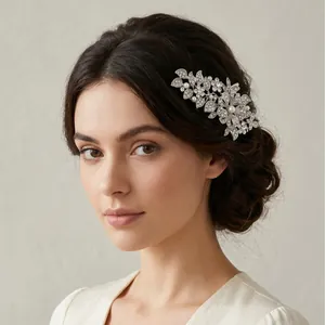 Elegante pettine per capelli da sposa vintage con fiori di strass e perle su modella