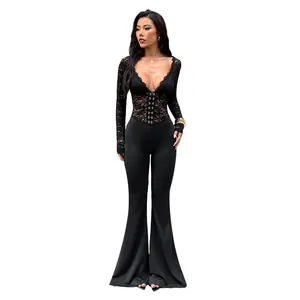 Combinaison élégante en dentelle noire avec col en V profond et pantalon évasé pour femmes