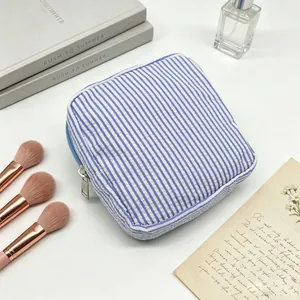 Elegante bolsa de almacenamiento de seersucker a rayas azules y blancas para maquillaje.