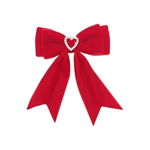Barrette à cheveux élégante en velours rouge avec cœur en strass scintillant pour la Saint-Valentin.