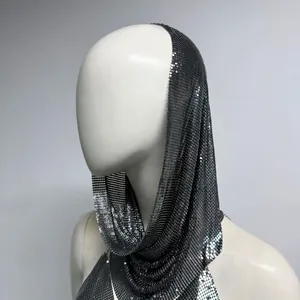 Haut à capuche à paillettes métalliques argentées pour tenues de fête tendance.