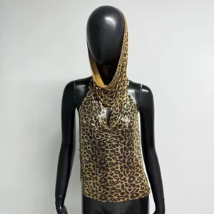 Vue détaillée d'un haut licou en paillettes léopard avec capuche assortie parure