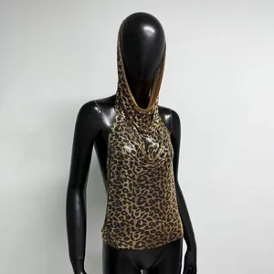 Vue détaillée d'un haut à paillettes léopard et d'un foulard sur un mannequin noir