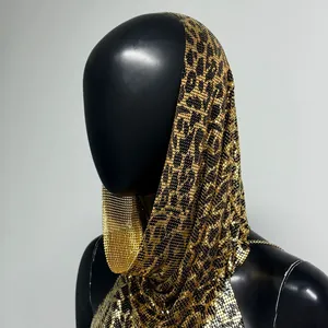 Vue détaillée de la capuche en sequins léopard dorés de luxe et du haut assorti.