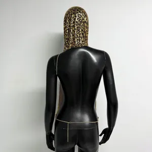 Vue arrière détaillée du haut à paillettes léopard et de l'ensemble foulard