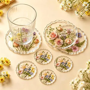 Vue détaillée de dessous de verre en résine avec fleurs séchées et bords ondulés