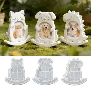 Vue détaillée des moules en silicone en forme de chat, chien et dinosaure pour cadres DIY