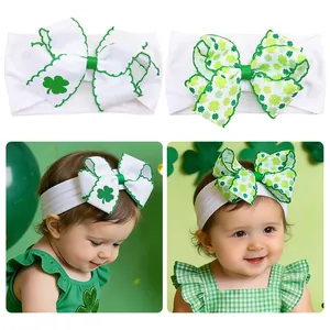 Bambini con fasce per San Patrizio e fiocchi a quadrifoglio verde in dettaglio.