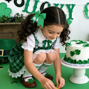 Bambina con fiocchi per capelli a trifoglio verde per San Patrizio in scena festiva