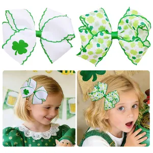 Dettaglio dei fiocchi per capelli con trifoglio verde per bambine per San Patrizio
