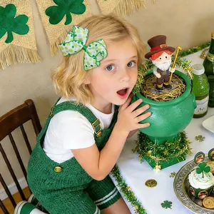 Fiocco per capelli verde trifoglio per bambini per la festa di San Patrizio in posa