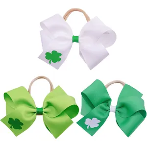 Dettaglio di tre cerchietti con fiocchi a trifoglio verde per San Patrizio per bambini.