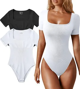 Vista dettagliata del body a costine a maniche corte con scollo quadrato donna.