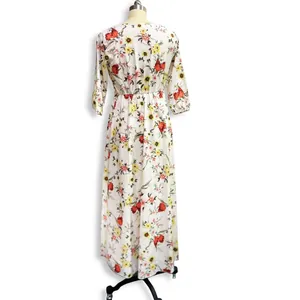 Rückansicht von Bohemian-Maxikleid mit Blumenmuster, langen Ärmeln und weitem Rock